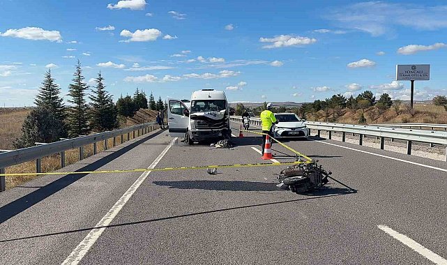 Kütahya'da minibüsle çarpışan genç motosikletli hayatını kaybetti