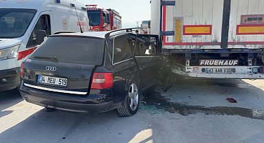 Kütahya'da otomobil tırın dorsesine saplandı: 1 yaralı