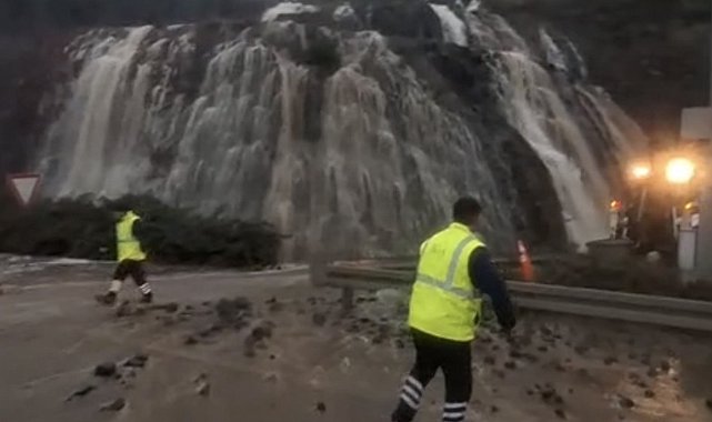 Kuzey Marmara'da sular yollara taştı, trafik felç oldu