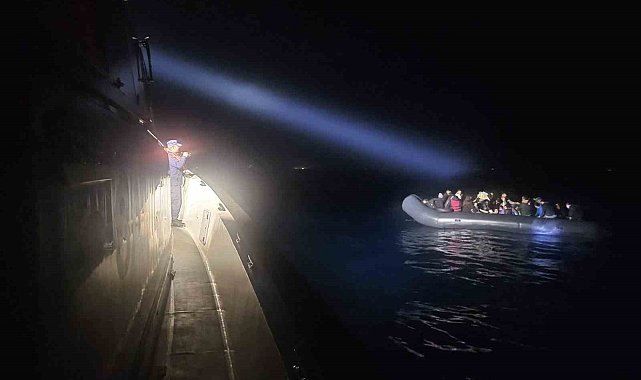 Lastik botta 40 düzensiz göçmen yakalandı