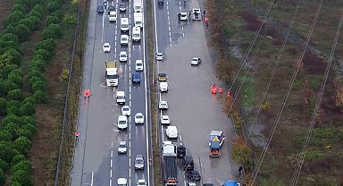 Mahmutbey-Habipler yolunda su baskını: Adeta trafik durdu