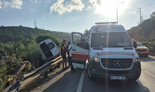 Makas atıp minibüsü şarampole uçurdu: 2 yaralı