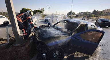 Malatya'da aydınlatma direğine çarpan otomobil alev aldı