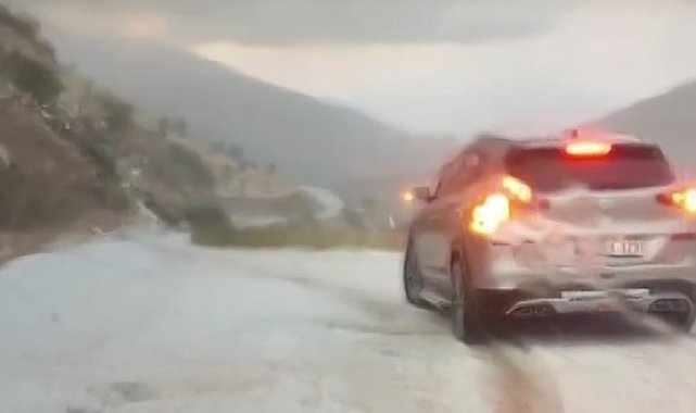 Malatya'da dolu yağışı yolları beyaza bürüdü