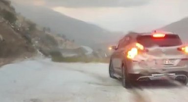 Malatya'da dolu yağışı yolları beyaza bürüdü