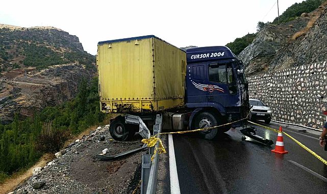 Malatya'da kontrolden çıkan tır bariyerlerde askıda kaldı