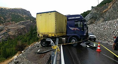 Malatya'da kontrolden çıkan tır bariyerlerde askıda kaldı