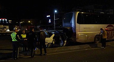 Malatya'da otobüse çarpıp altına giren otomobildeki 3 kişi yaralandı