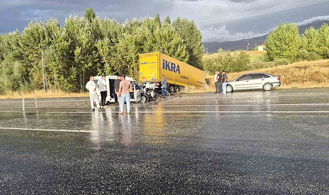 Malatya'da tır ile otomobil çarpıştı: 4 yaralı