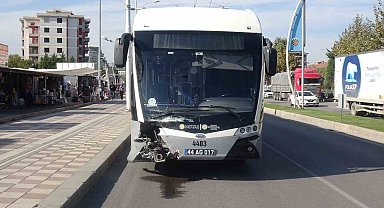 Malatya'da trambüs ile otomobil çarpıştı: 5 yaralı