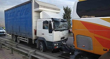 Malatya'da yolcu otobüsü ile kamyon çarpıştı, viyadükte trafik kilitlendi