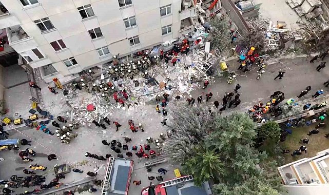 Maltepe'de çöken 7 katlı binadan 5 kişi çıkarıldı: Arama kurtarma çalışmaları devam ediyor