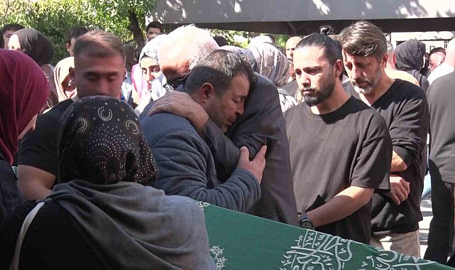 Maltepe'de çöken binada hayatını kaybeden iki kardeş son yolculuğuna uğurlandı