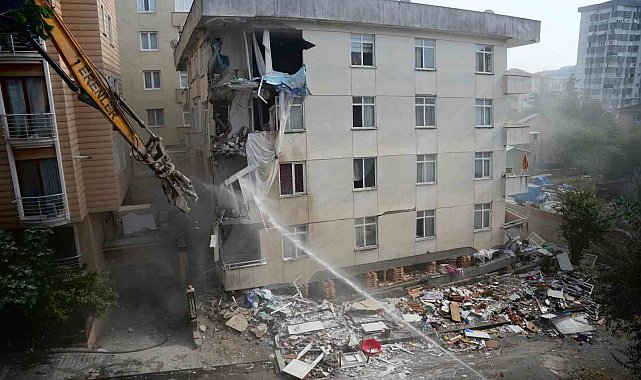Maltepe'de çöken binanın üst katlarının yıkımına başlandı