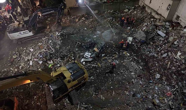 Maltepe'de enkaz altında kalan araç havadan görüntülendi