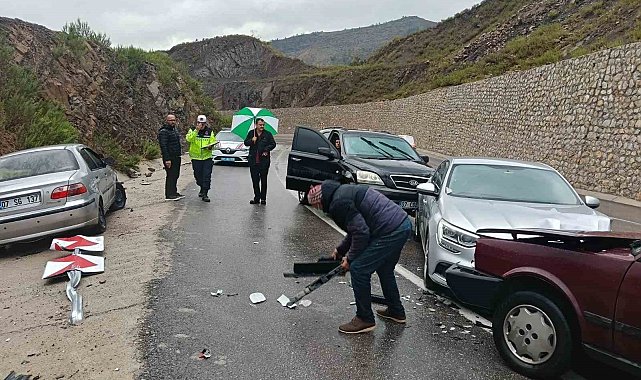 Manavgat'ta 3 araçlı zincirleme kaza: 3 yaralı