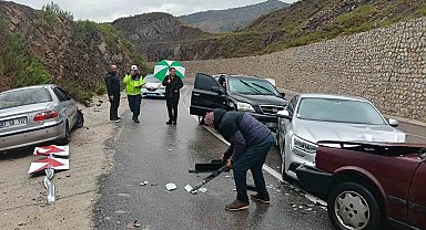 Manavgat'ta 3 araçlı zincirleme kaza: 3 yaralı