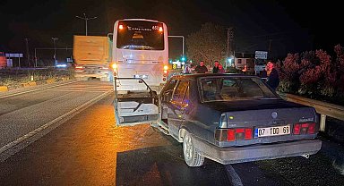 Manavgat'ta ışıkta bekleyen otobüse çarpan otomobilin sürücüsü yaralandı