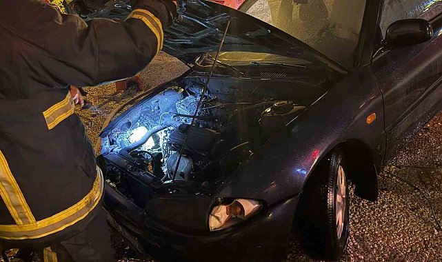 Manavgat'ta park halindeki otomobilin motoru alevlere teslim oldu