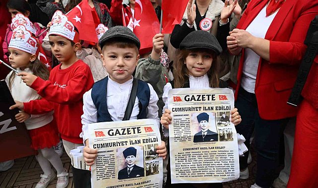 Manisa'da çocuklar cumhuriyeti tarihi gazetelerle kutladı