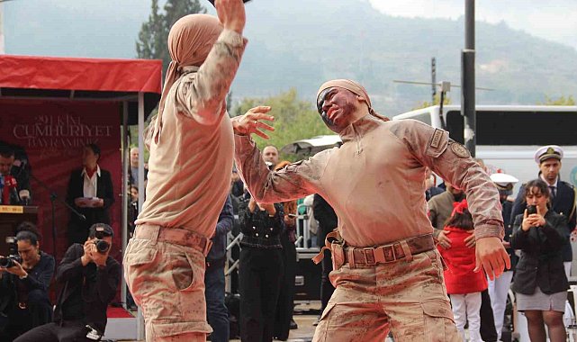 Manisa'da cumhuriyet coşkusuna jandarma komandolar damga vurdu
