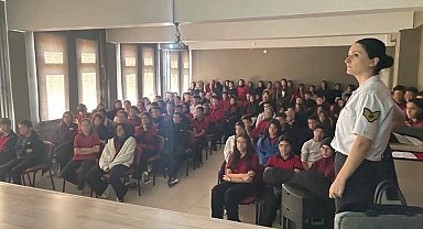 Manisa'da jandarmadan öğrencilere 'Siber Zorbalık' semineri