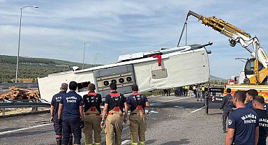Manisa'daki feci kazada araçlar çekiciyle kaldırılıyor