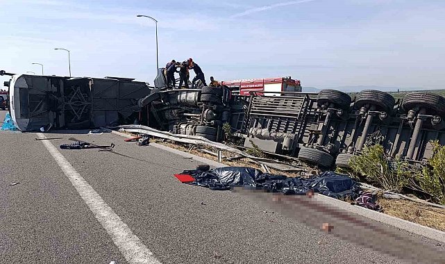 Manisa'nın Akhisar ilçesinde İstanbul otobanında çekici ile yolcu otobüsünün çarpışması sonucu ilk belirlemelere göre çok sayıda kişi yaralanırken 4 kişi hayatını kaybetti.
