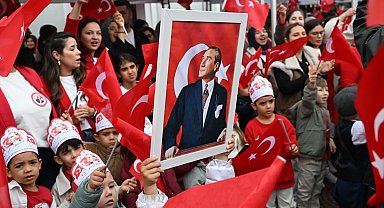 Manisa'da çocukların Cumhuriyet ve bayram sevinci