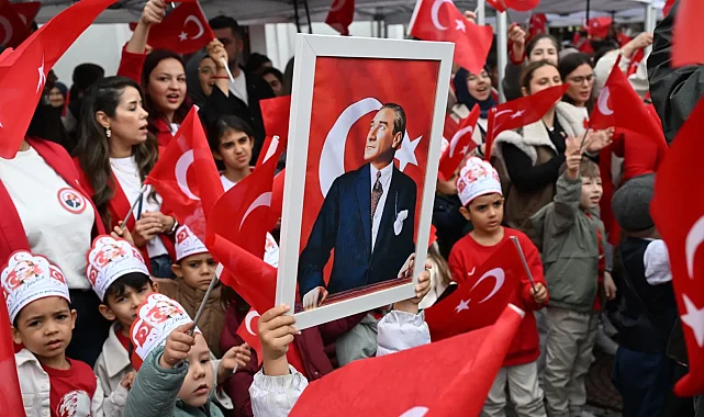 Manisa'da çocukların Cumhuriyet ve bayram sevinci