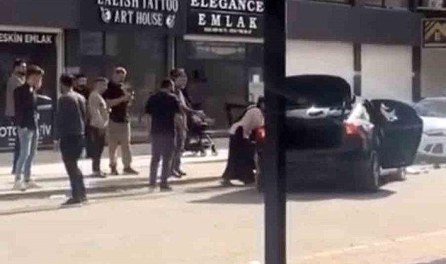 Mardin'de iki taraf arasında çıkan kavgada lüks otomobil hasar gördü