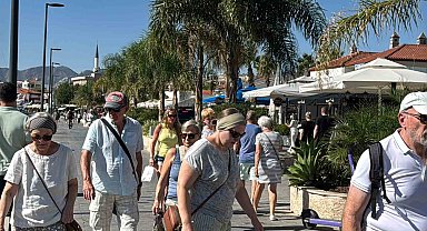 Marmaris'e bu hafta üç kurvaziyerle 9 bin 400 turist geldi