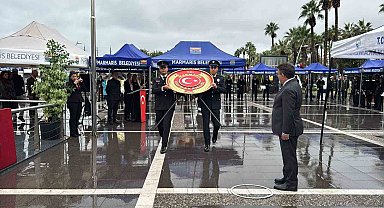 Marmaris'te Cumhuriyet Bayramı çelenk sunma töreni sağanak altında yapıldı