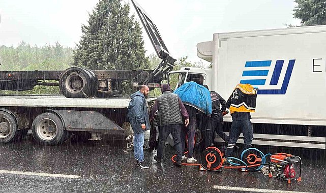Menteşe'de yağış kazayı beraberinde getirdi, şoför araçta sıkıştı