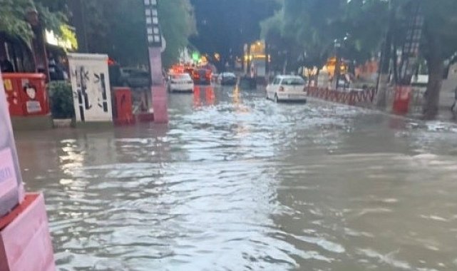 Mersin'de 1 saatlik yağmur taşkına neden oldu