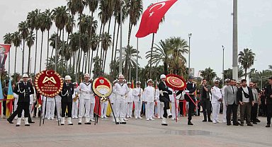 Mersin'de Cumhuriyet'in 103. yılında Atatürk Anıtı'na çelenk sunuldu