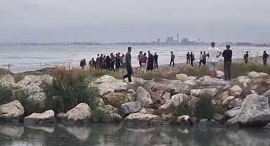 Mersin'de denize giren 3 gençten biri hayatını kaybetti