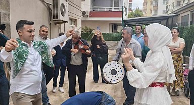 Mersin'de ilginç gelin alma: Damat, vinç sepetiyle 4. kata çıkarak gelini aldı