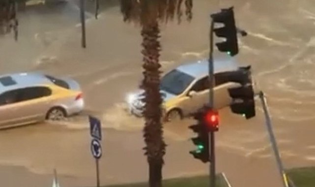 Mersin'de sağanak yağış hayatı olumsuz etkiledi