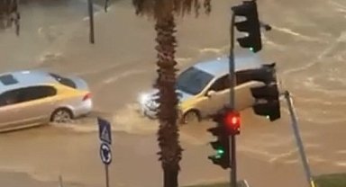 Mersin'de sağanak yağış hayatı olumsuz etkiledi