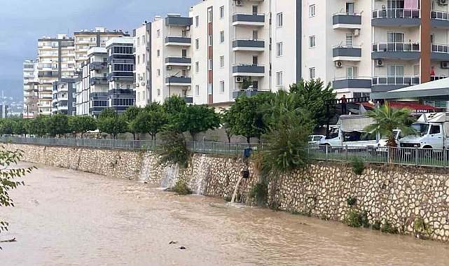 Mersin'de şiddetli yağış etkisini sürdürüyor