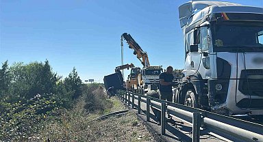 Mersin'de tır bariyerlere çarptı, konteyner devrildi