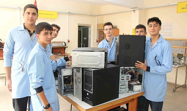 Meslek liseliler elektronik atıkları geri dönüştürüyor: Hedef köy okuluna bilgisayar laboratuvarı