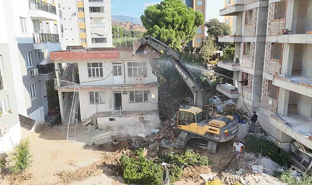 Metruk bina yıkıldı, trafik rahatlayacak