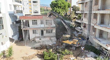 Metruk bina yıkıldı, trafik rahatlayacak