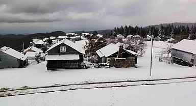 Mevsimin ilk karı Sakarya'nın zirvelerine düştü: Yaylalar beyaza büründü