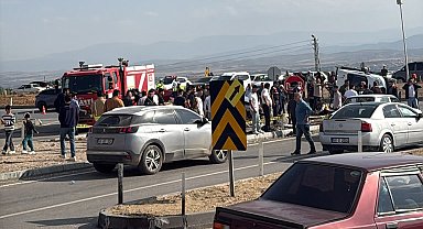 MHP'li milletvekili ve il başkanının konvoyunda kaza: 1 ölü, 4 yaralı