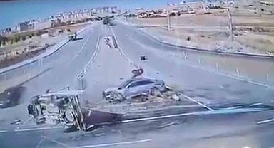 MHP'li vekilin yaralandığı kaza kamerada