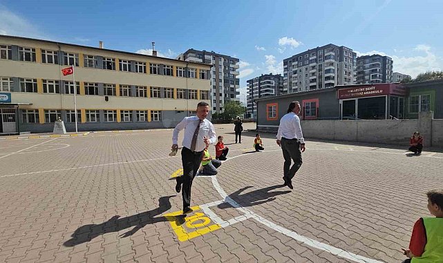 Milli eğitim müdürü "Maaarif'in heyecanını" öğrencilerle beraber yaşadı, oyun oynadı