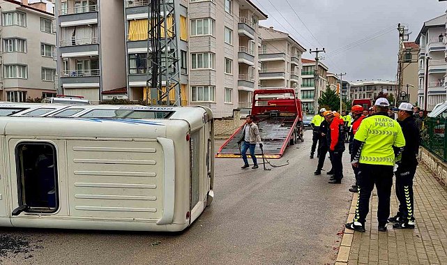 Minibüslerin çarpıştığı kazada 16 kişi yaralandı